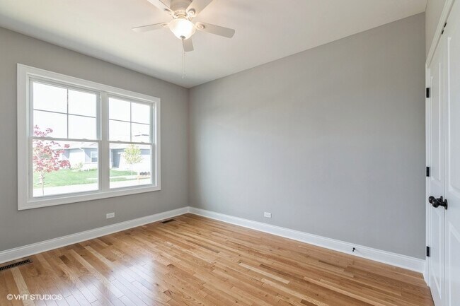 Building Photo - 725 Quail Ln