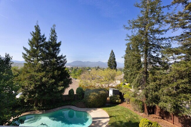 Building Photo - Gorgeous Executive Level Home 4 beds 3 baths close to hospitals and courthouse