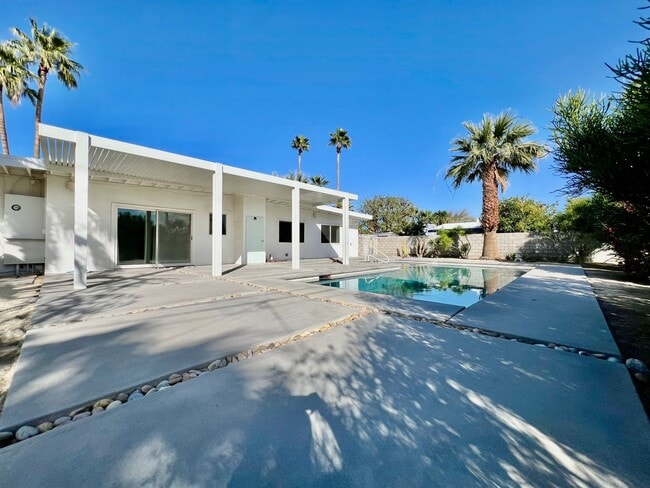Building Photo - AVAILABLE NOW! 3 Bedroom 2 Bathroom POOL HOME in Palm Springs !