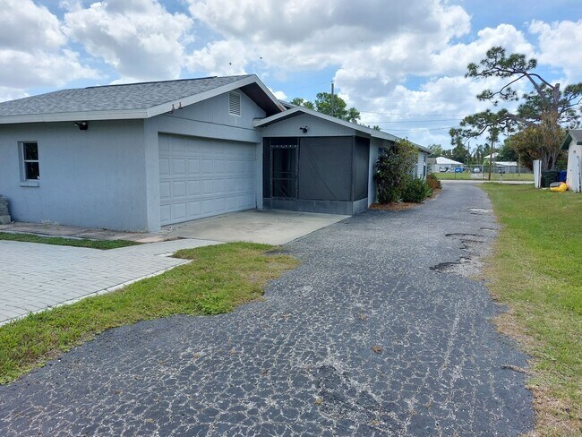 Building Photo - Adorable and Comfortable Sarasota Duplex! **Housing Choice Vouchers accepted**
