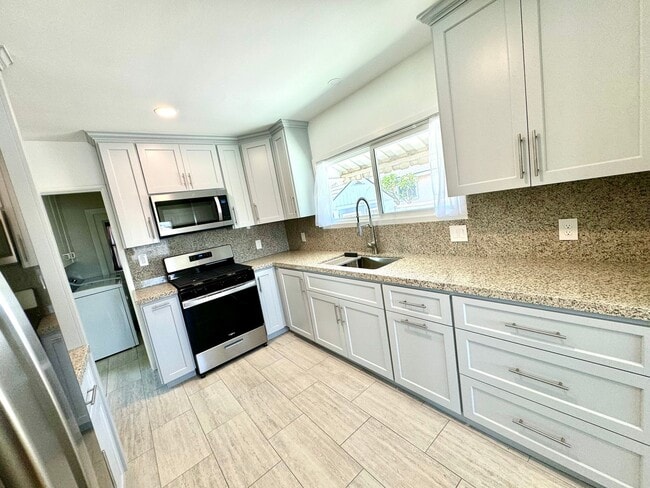 Building Photo - Charming 3 bedroom, 2 bath completely remo...