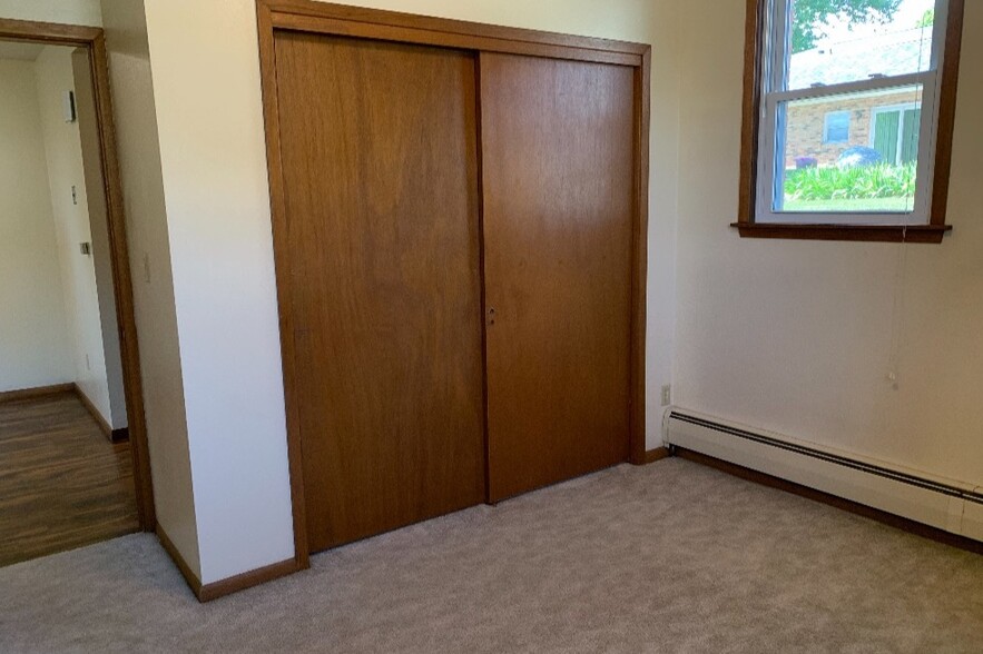 Bedroom - 4713 Ontario St