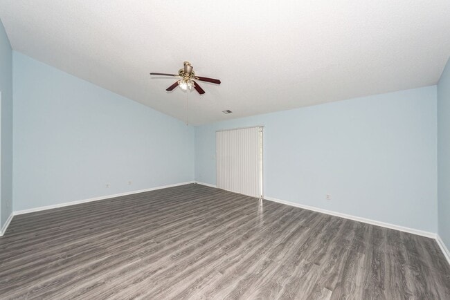 Building Photo - 4 Bedroom, 2 Bathroom Home in Park Hill Pl...
