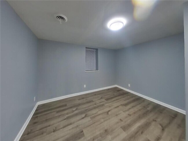 Building Photo - 820 Shenandoah Ln N