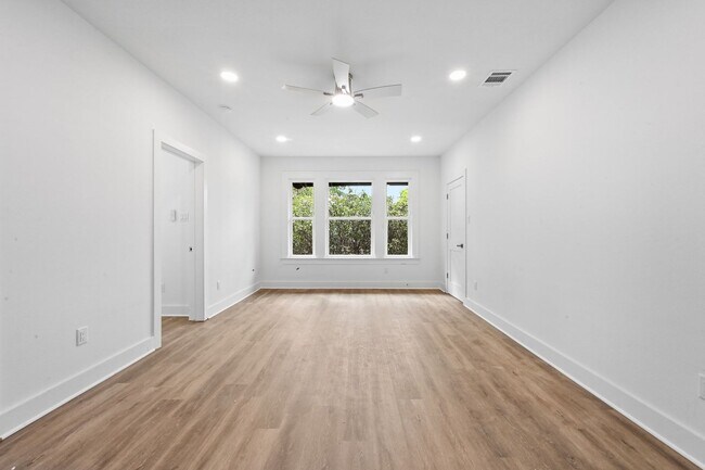 Building Photo - Top of the line House in West Campus for A...