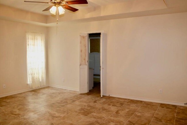Building Photo - 903 Milroy Dr W