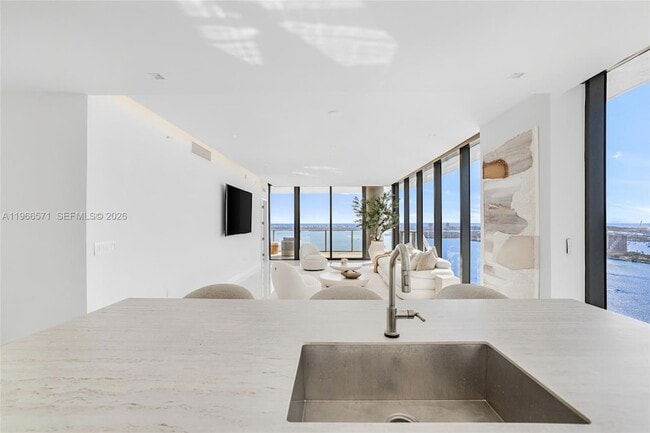 Building Photo - 700 NE 24th St