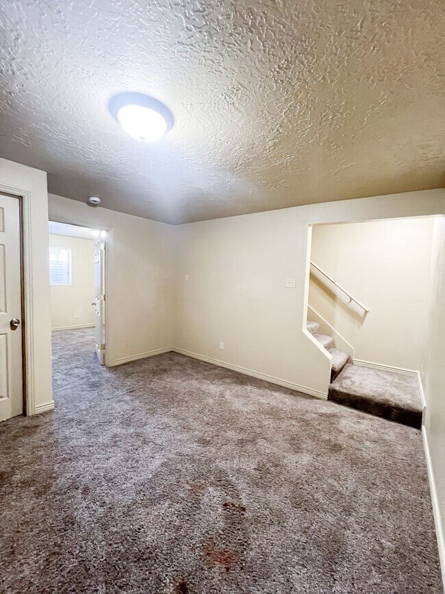 Building Photo - Spacious 3 Beds 1 Bath Townhouse