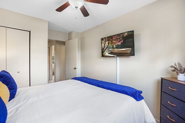 Building Photo - 2323 Woodview Ln