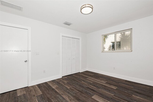 Building Photo - 6910 Bay Dr