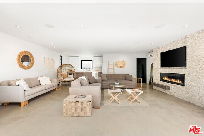 Building Photo - 454 N Sweetzer Ave