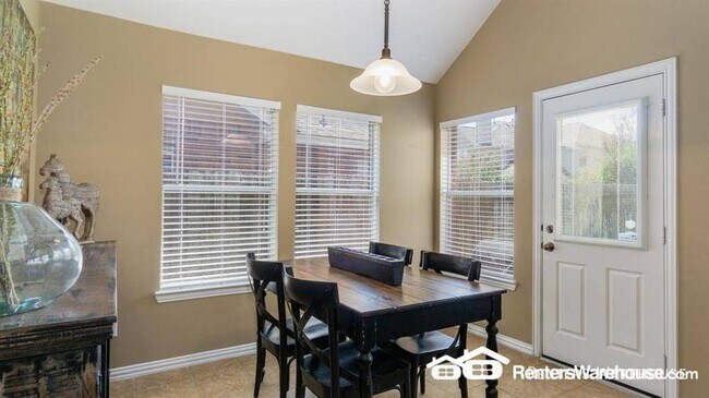 Building Photo - Stunning 3 bedroom, 2 bath in ideal location!