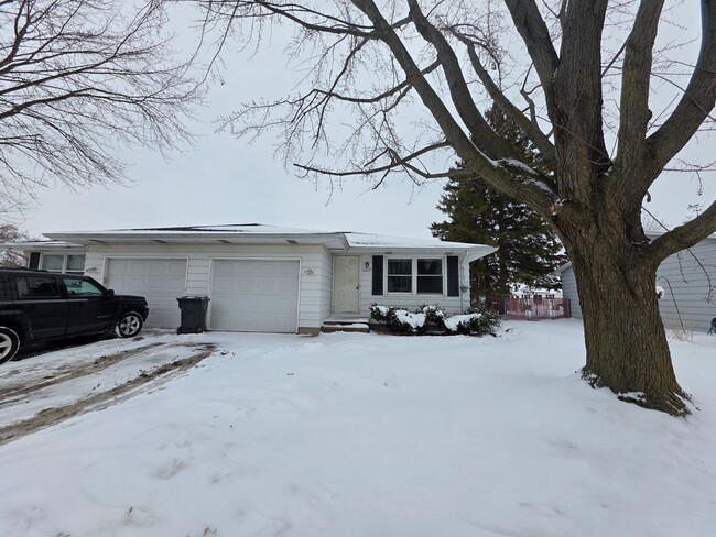 Building Photo - 1213-1215-1215 S Erie St