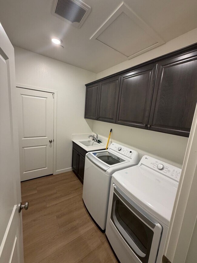 Building Photo - 507 Cobain Ct