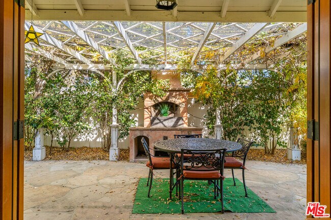 Building Photo - 13843 Milbank St