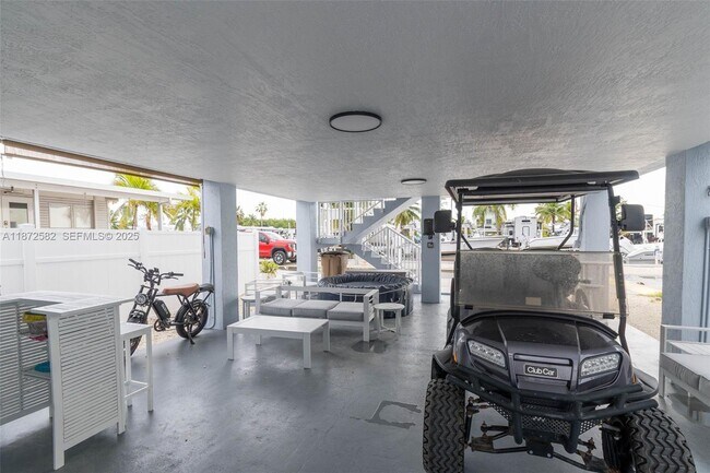 Building Photo - 325 Calusa St