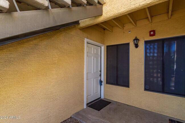 Building Photo - 9990 N Scottsdale Rd