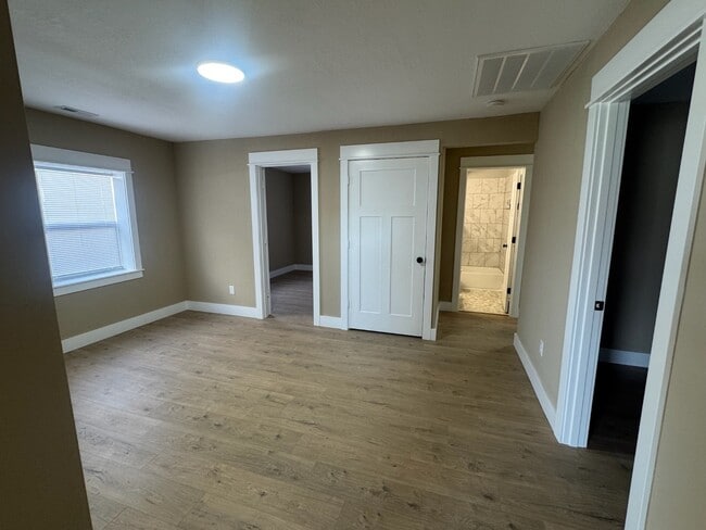 Building Photo - 218 S Oak St