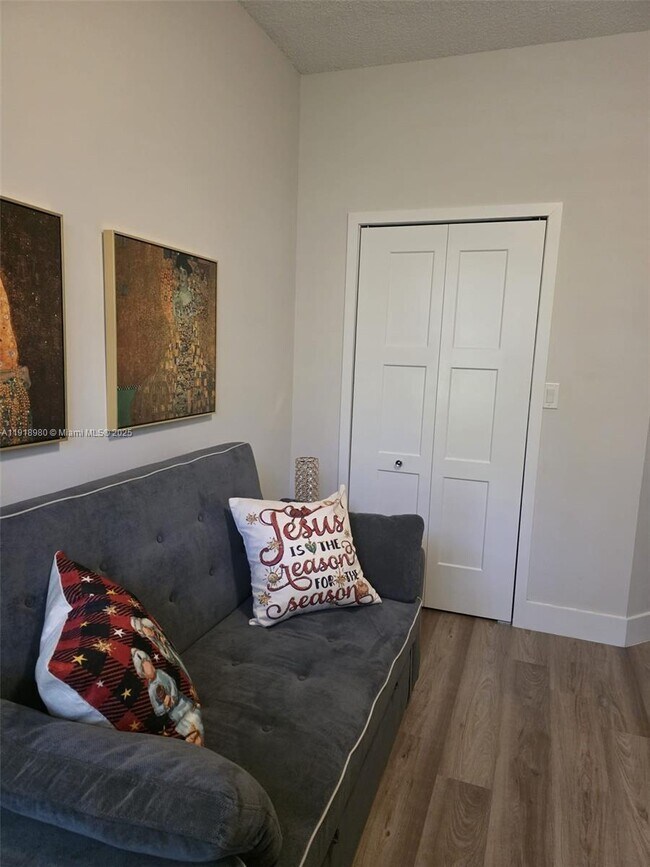 Building Photo - 15529 Miami Lakeway N