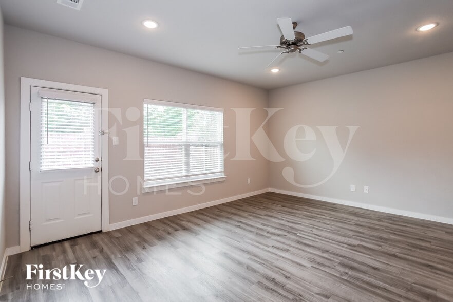 Building Photo - 613 Ava Trl