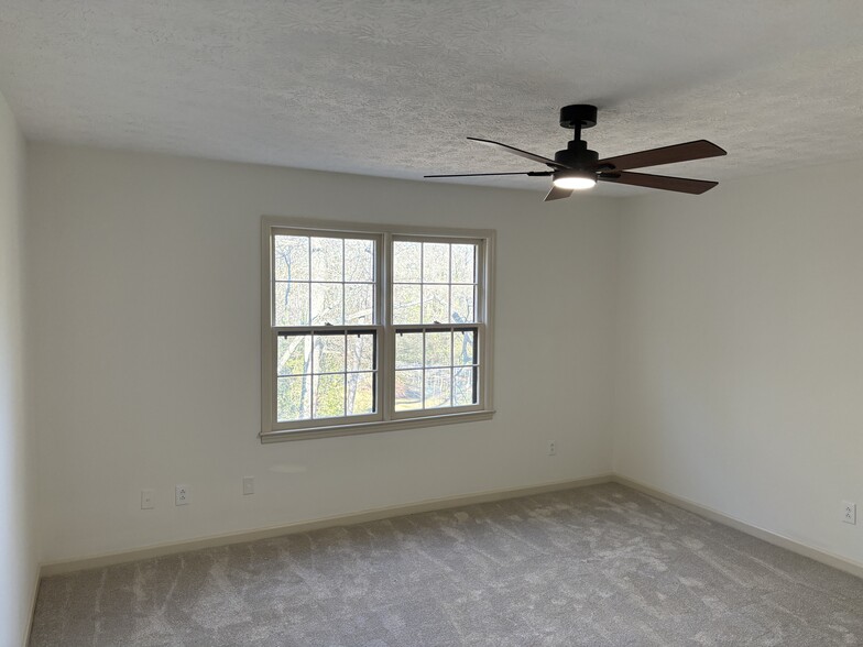 Building Photo - 807 Oak Bridge Ln