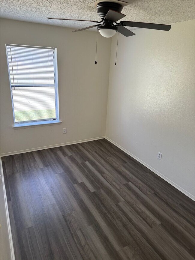 Building Photo - Newly Updated 2 Bed / 1 Bath Duplex
