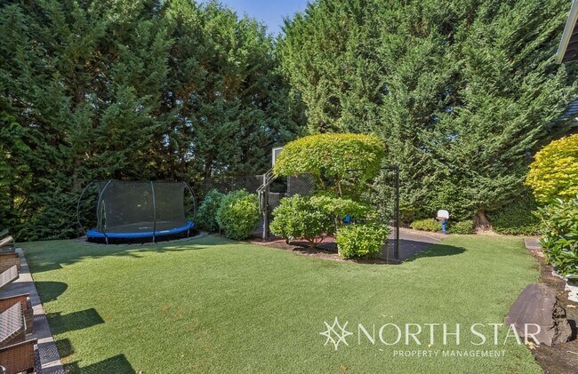 Building Photo - Stunning Bull Mountain Estate