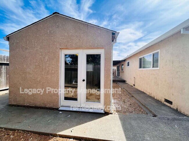 Building Photo - 803 Blue Bill Way