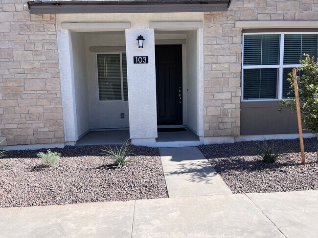 Building Photo - TOWN HOME WITH COMMUNITY POOL , GATED COMMUNITY in GILBERT!