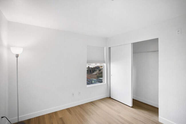 Building Photo - 3 Bedroom, 2 Full Bath Condo In Great Location