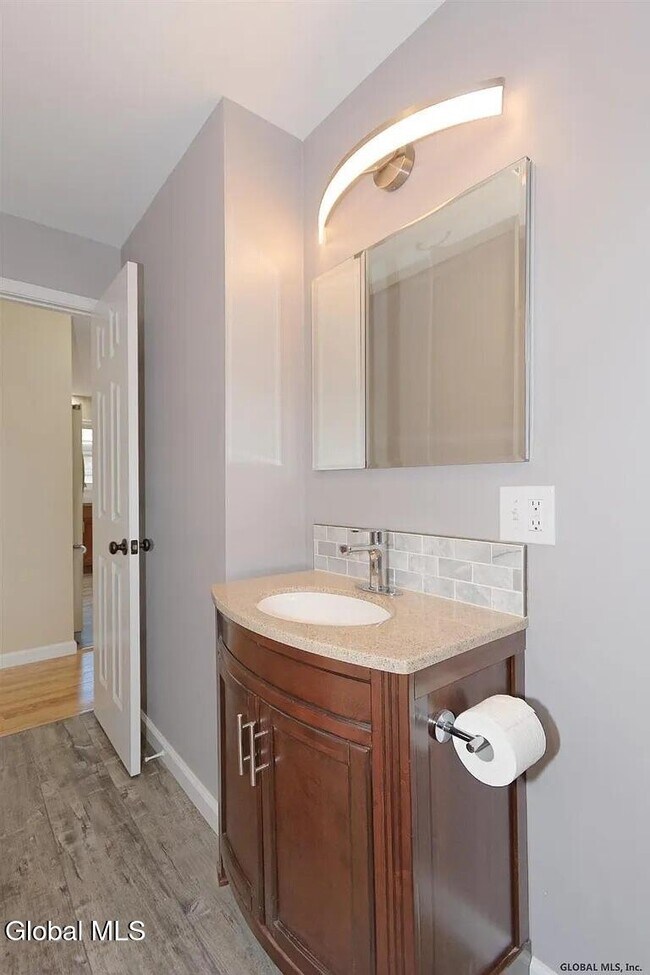 Building Photo - 614 Park Ave