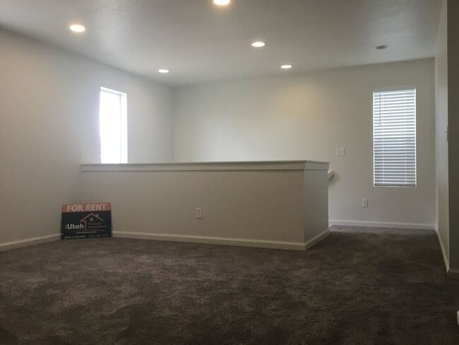 Building Photo - 3 bdrm 2 1/2 bath Home- Small Dog Friendly