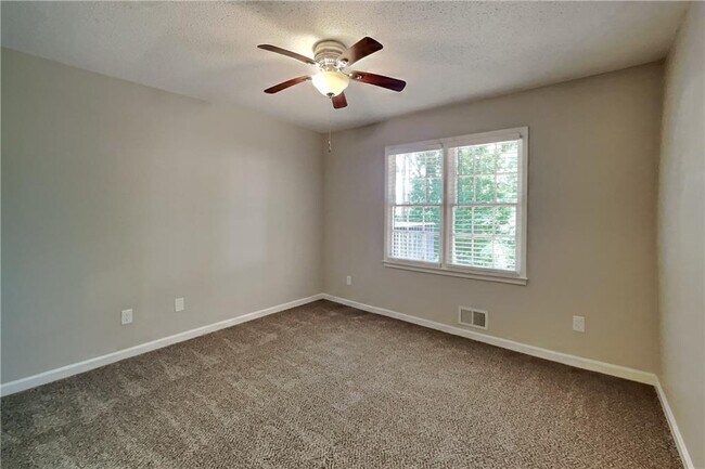 Building Photo - 345 Deerwood Dr