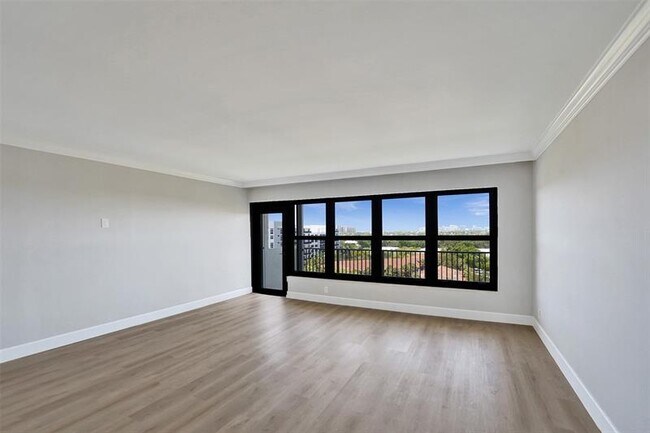 Building Photo - 3200 Port Royale Dr N