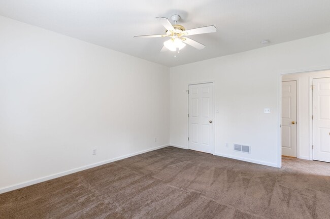Building Photo - Huge 3 Bedroom, 2 Bath Town Home in SW Col...