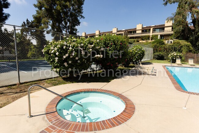 Building Photo - Beautiful 2 bed, 2.5 bath, 1373 sqft Townh...