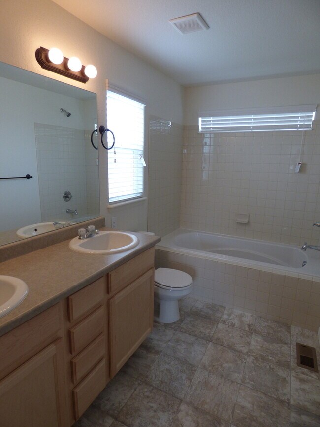 Building Photo - Tri-Level 3 Bedroom Home in Village East Subdivision in Windsor