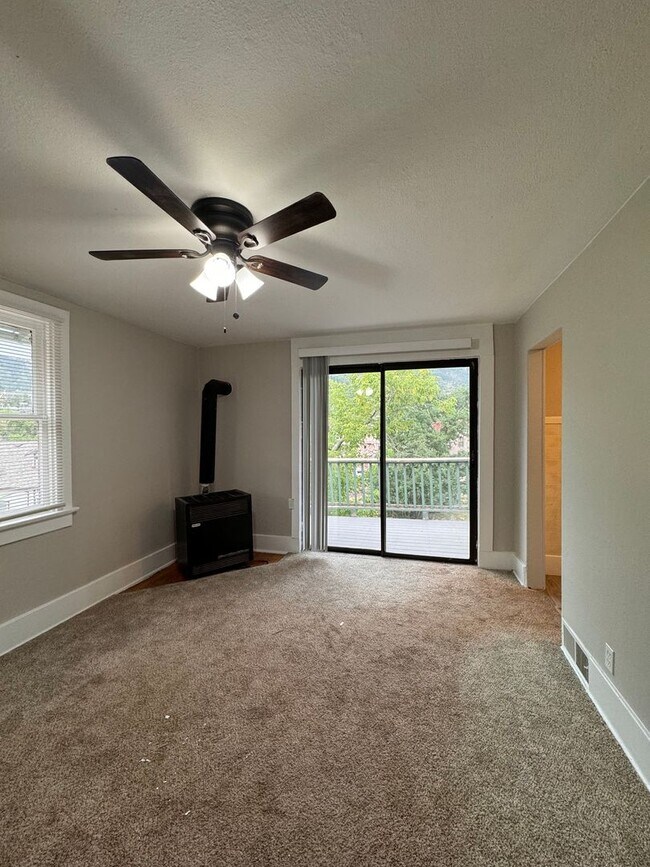 Building Photo - Manitou Springs Living!! 1 Bed 1 Bath Avai...