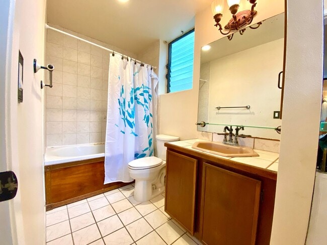 Building Photo - 3 bed / 3 bath furnished condo with ocean views!