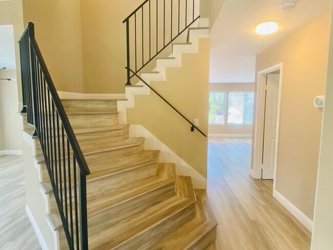 Building Photo - Calabasas Two-Story 4b/3b Beautifully & Mo...