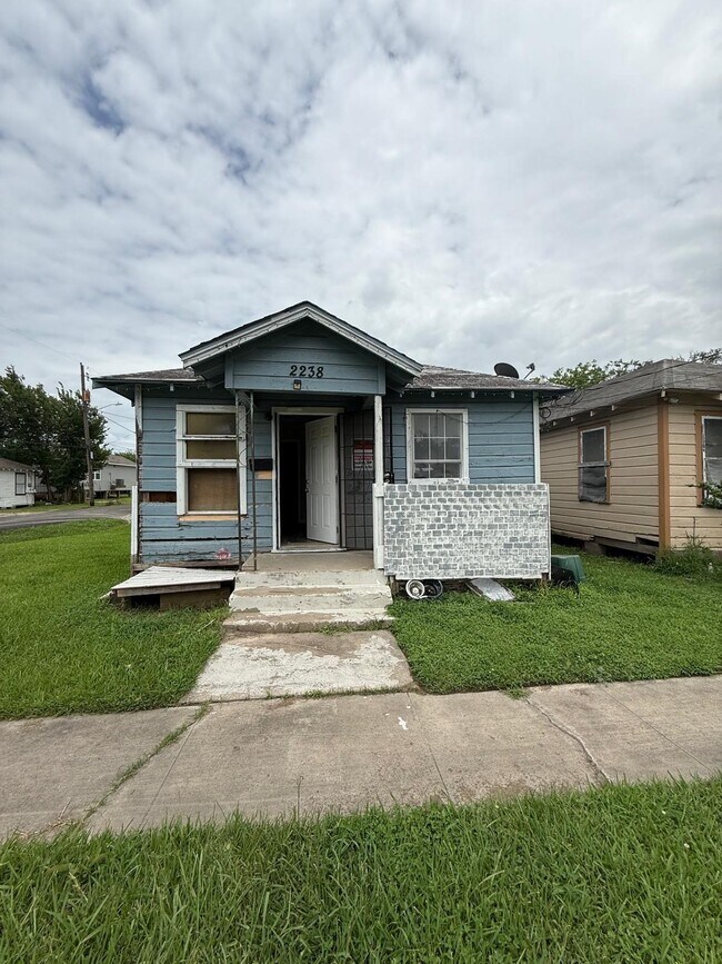 Building Photo - 2238 Hutton St