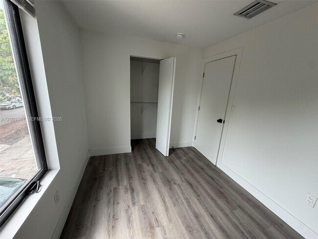 Building Photo - 628 SW 21st Ave