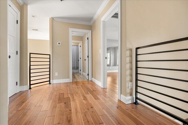 Building Photo - 200 Crooked Creek Dr
