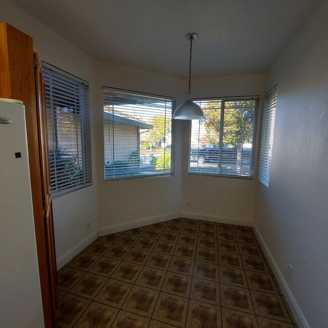 Building Photo - Spacious 5 bedroom home in Carmichael