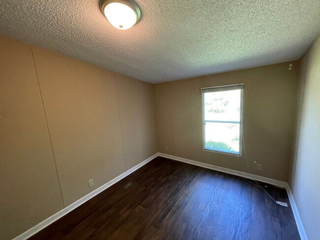 Building Photo - Nice three bedroom two bath modular home i...