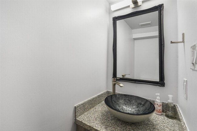 Building Photo - 10615 Briar Forest Dr