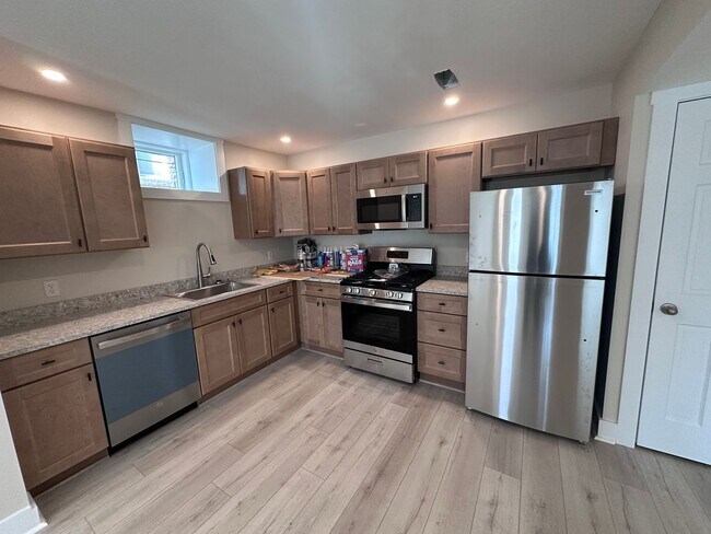 Building Photo - 824 E High St