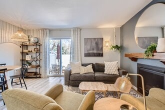 Building Photo - Corner Unit 2 BDR / 2.5 BA Townhome