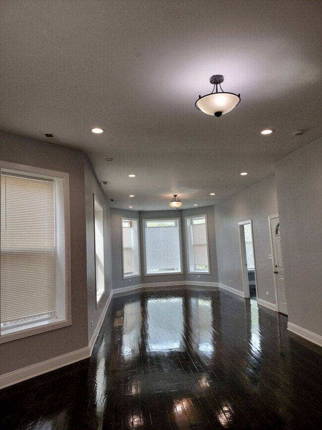 Building Photo - 1529 S Central Park Ave