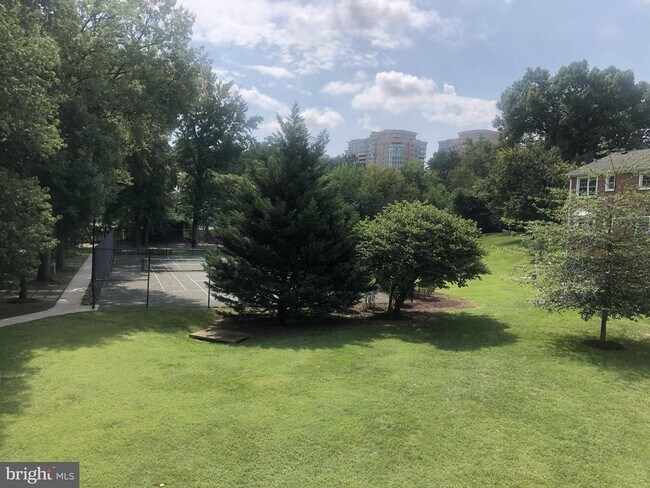 Building Photo - 2707 S Walter Reed Dr